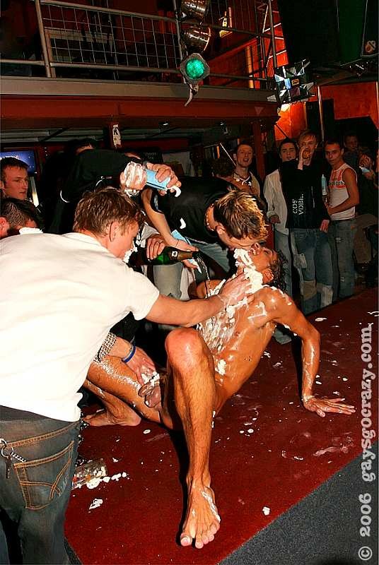 Fiesta de strippers gay con hombres lamiendo crema batida
 #77000693