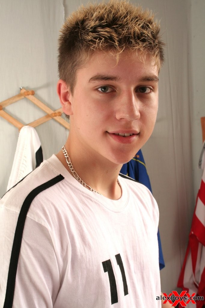 Cute twink Fußball Kleiderordnung
 #76937035