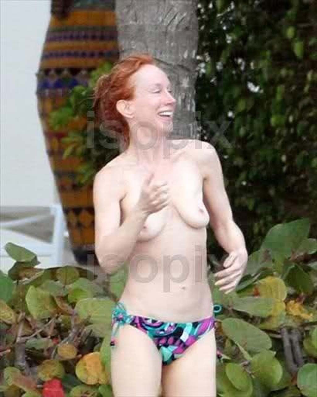 Kathy griffin exponiendo sus bonitas tetas en topless bailando junto a la piscina foto de paparazzi
 #75310485