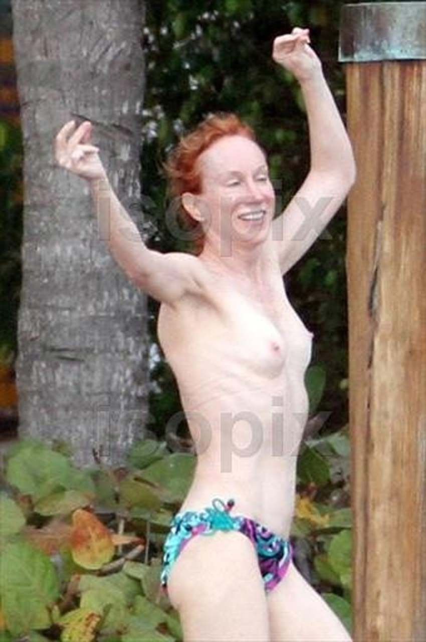 Kathy Griffin exposant ses beaux seins seins nus en dansant au bord de la piscine photo paparazzi
 #75310496