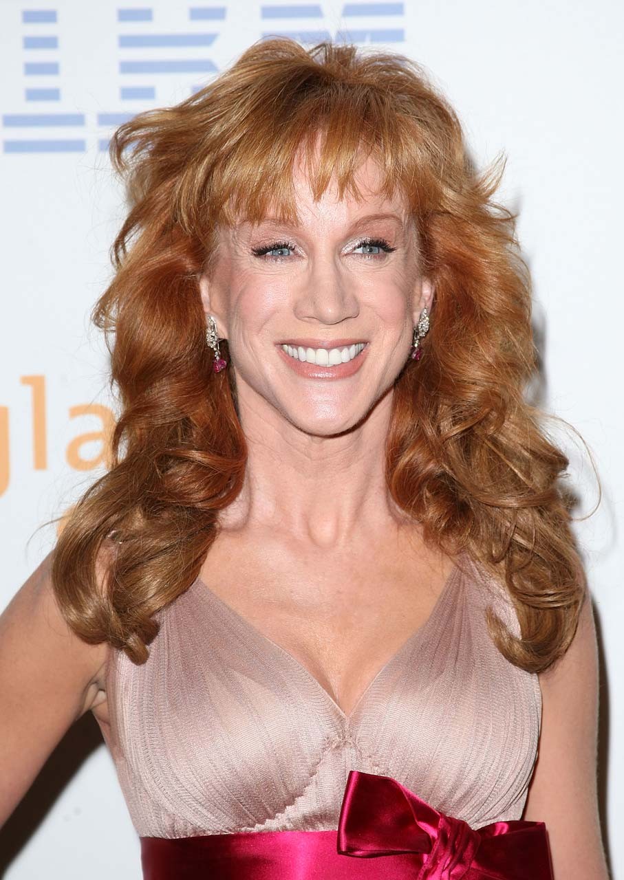 Kathy Griffin exposant ses beaux seins seins nus en dansant au bord de la piscine photo paparazzi
 #75310508