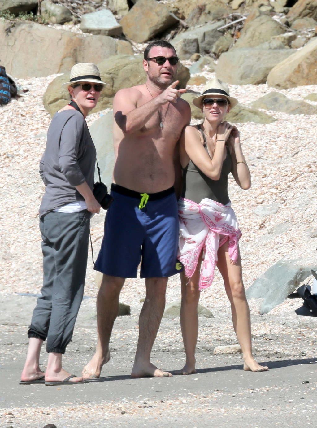 Naomi watts che mostra i pokies in monokini grigio bagnato su una vacanza con liev schreibe
 #75244842