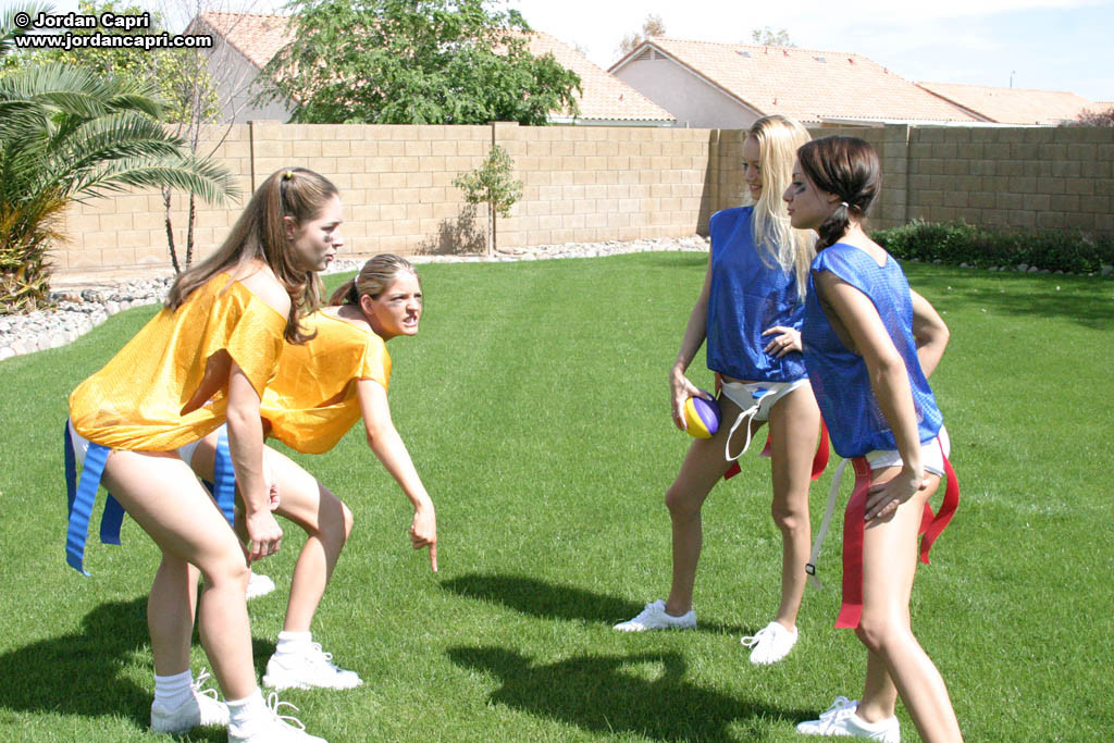 Jordan capri und ihre Freundinnen spielen Flag Football in Höschen!
 #67788696