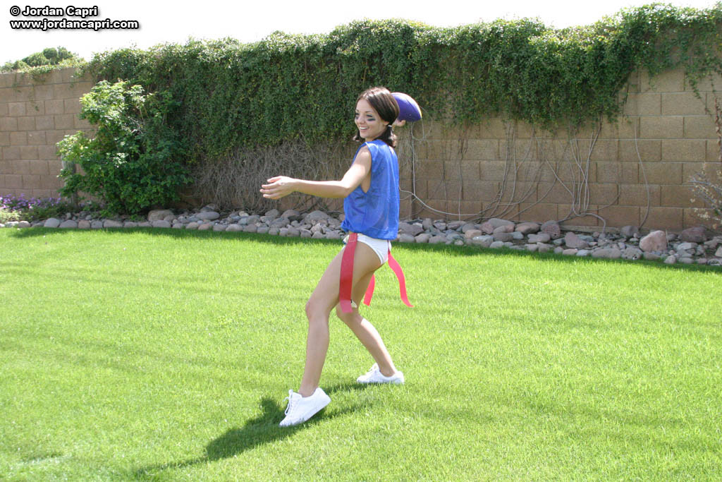 Jordan capri und ihre Freundinnen spielen Flag Football in Höschen!
 #67788757