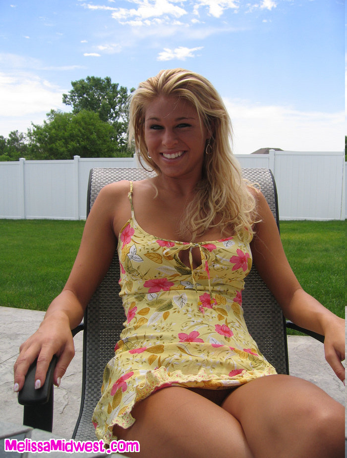 Melissa midwest en robe à fleurs sur le patio
 #67592715