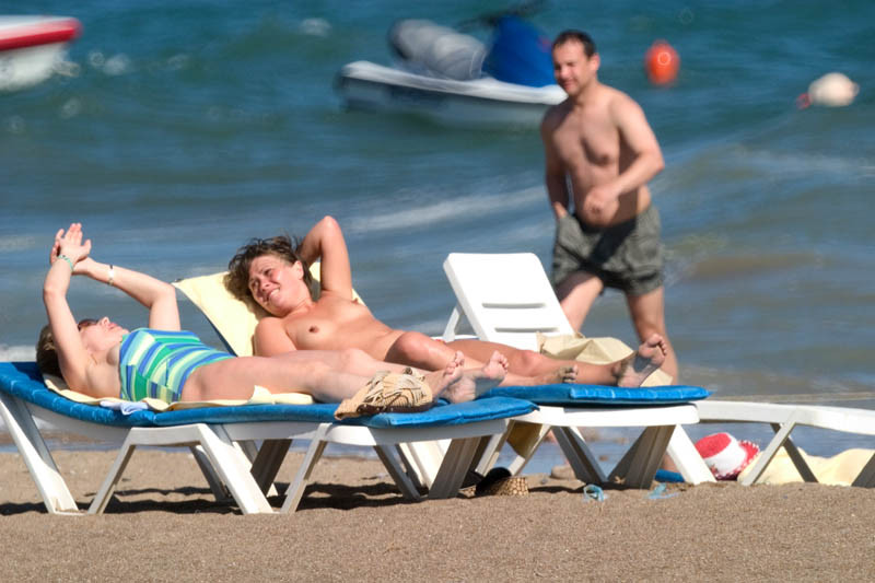 Des ados sexy et nus jouent ensemble sur une plage publique.
 #72249002