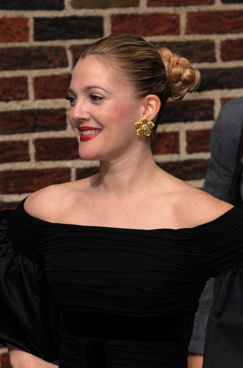 Drew Barrymore zeigt ihre schönen großen Titten und Tatoo über ihrem Arsch
 #75398018