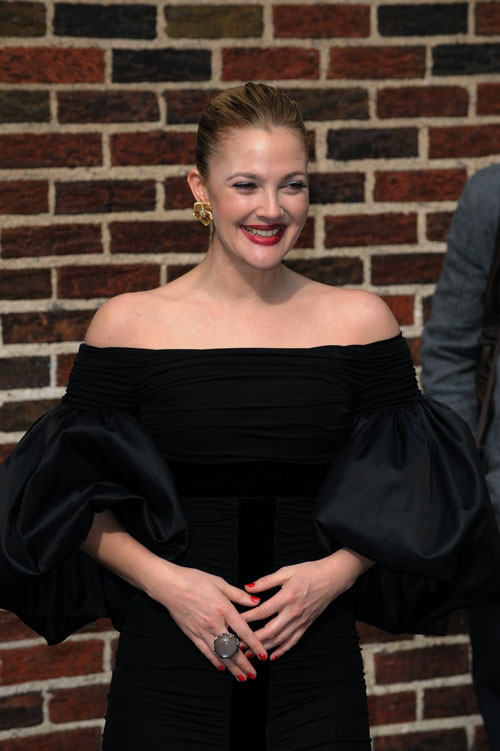 Drew Barrymore zeigt ihre schönen großen Titten und Tatoo über ihrem Arsch
 #75398025