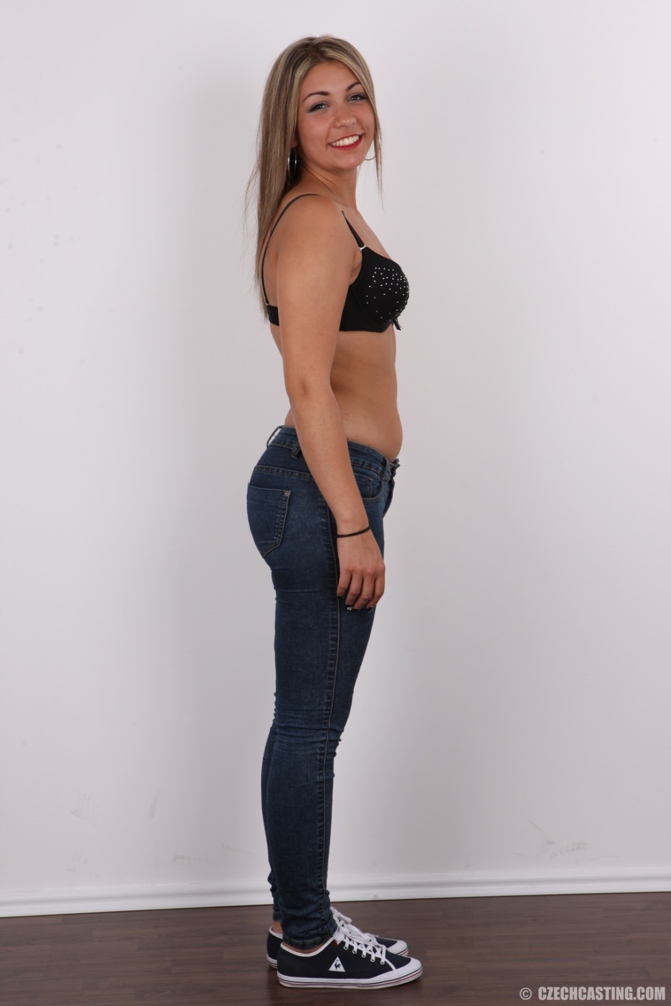 Femme chaude avec petits seins et gros cul
 #67107262