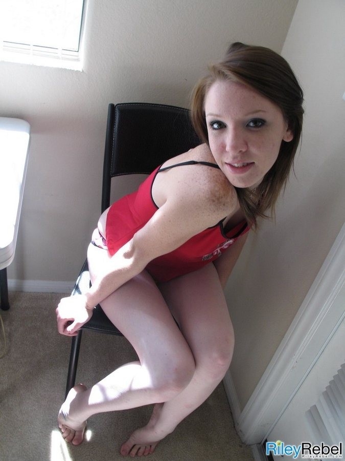 Redhead riley rebel si spoglia su una sedia a casa
 #78748076