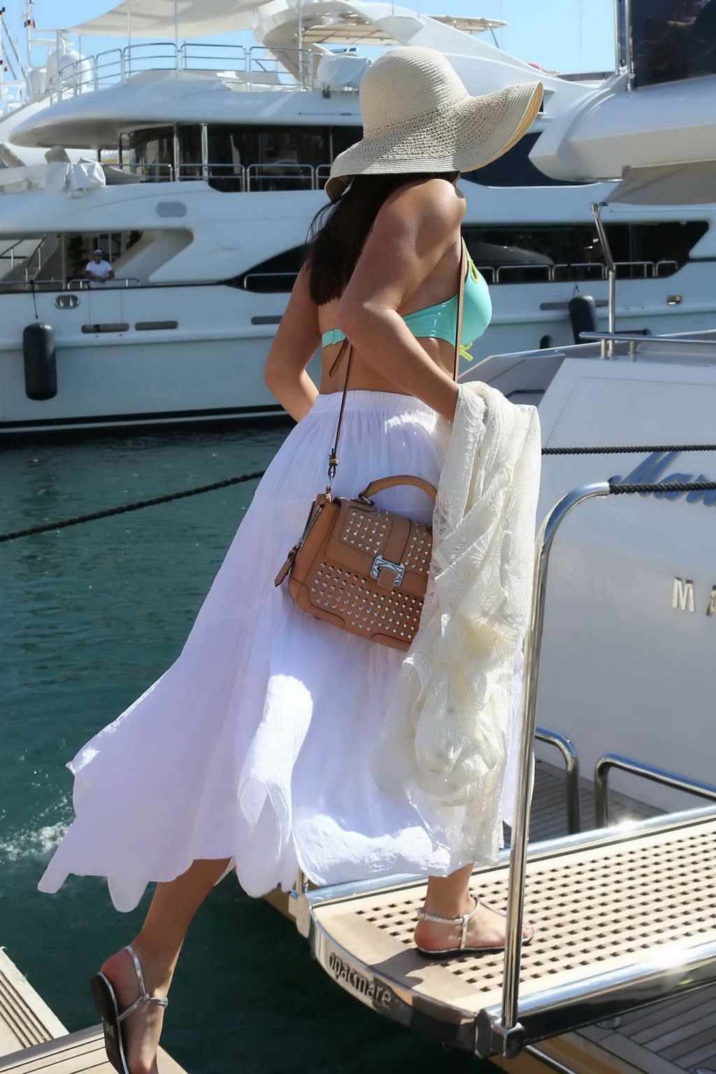 ジェシカ・ローンズ、カンヌのヨットでスケスケのビキニトップを着て胸を張る
 #75163812