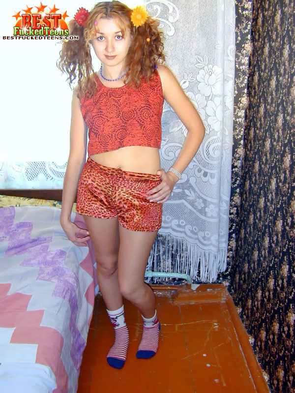 Gelockte Teenie zeigt Muschi
 #76425135