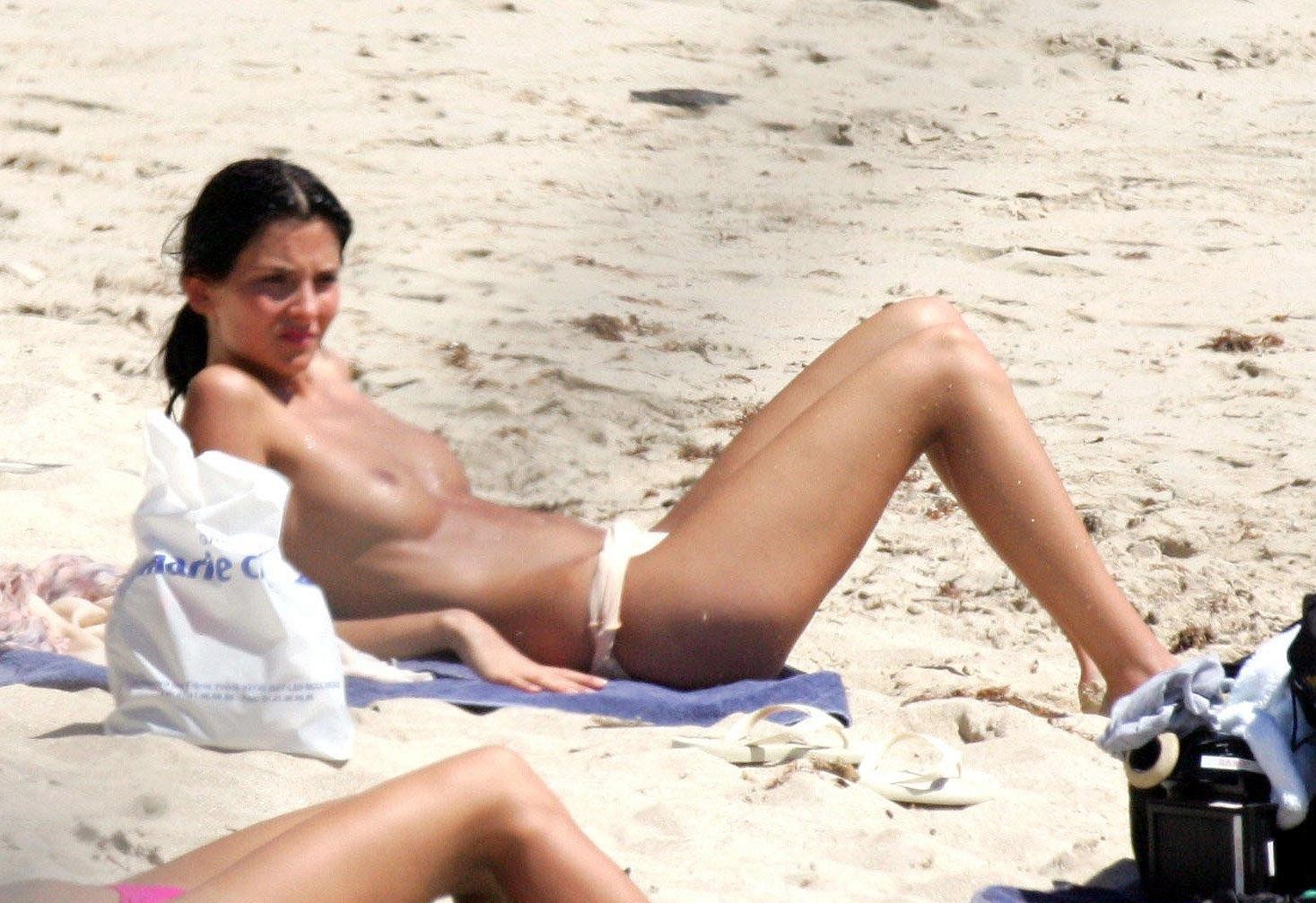 Candid spiaggia giovani in topless godendo il sole in topless prendere il sole
 #67257004