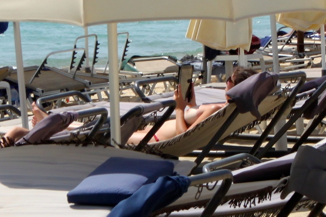 Candid spiaggia giovani in topless godendo il sole in topless prendere il sole
 #67257101