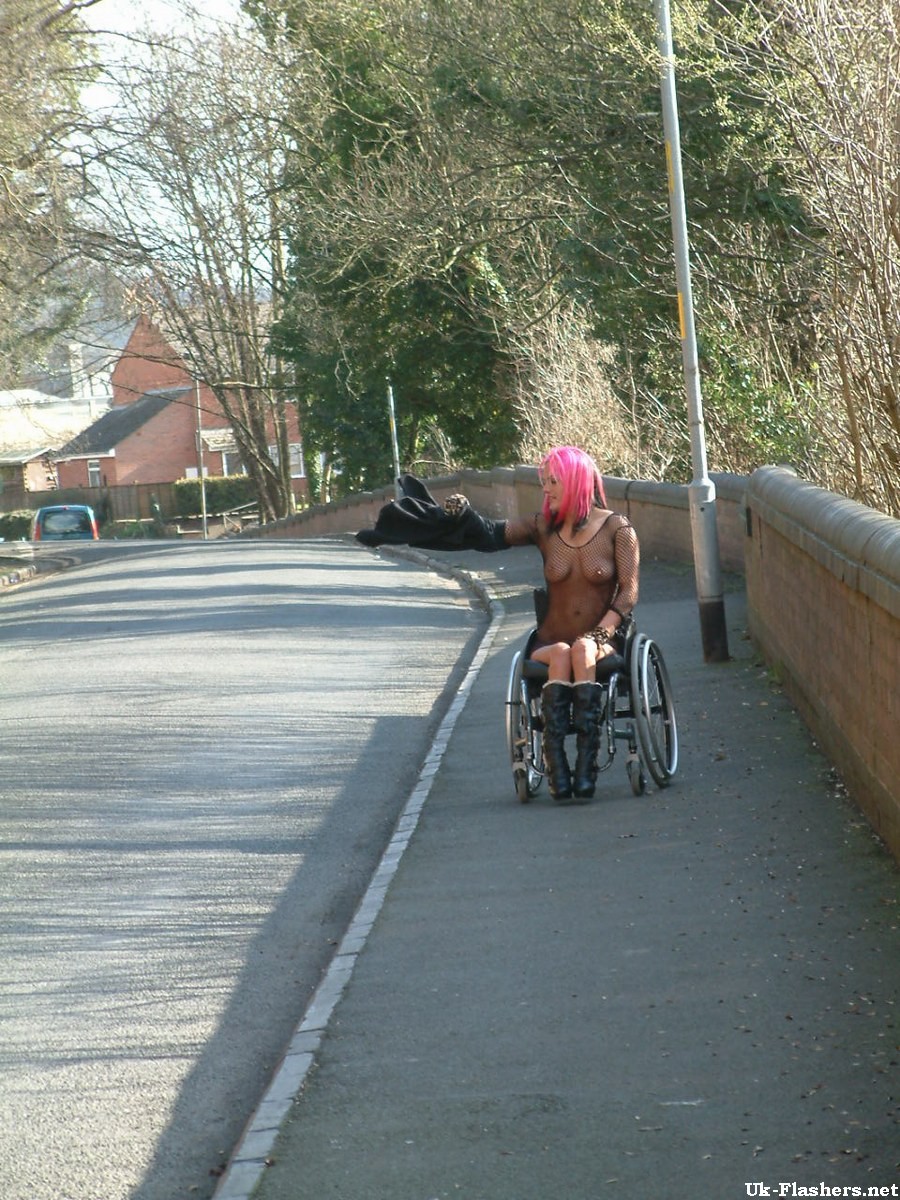 Disabled öffentliche Nacktheit und Muschi blinken von Redhead uk babe leah caprice showin
 #79483949