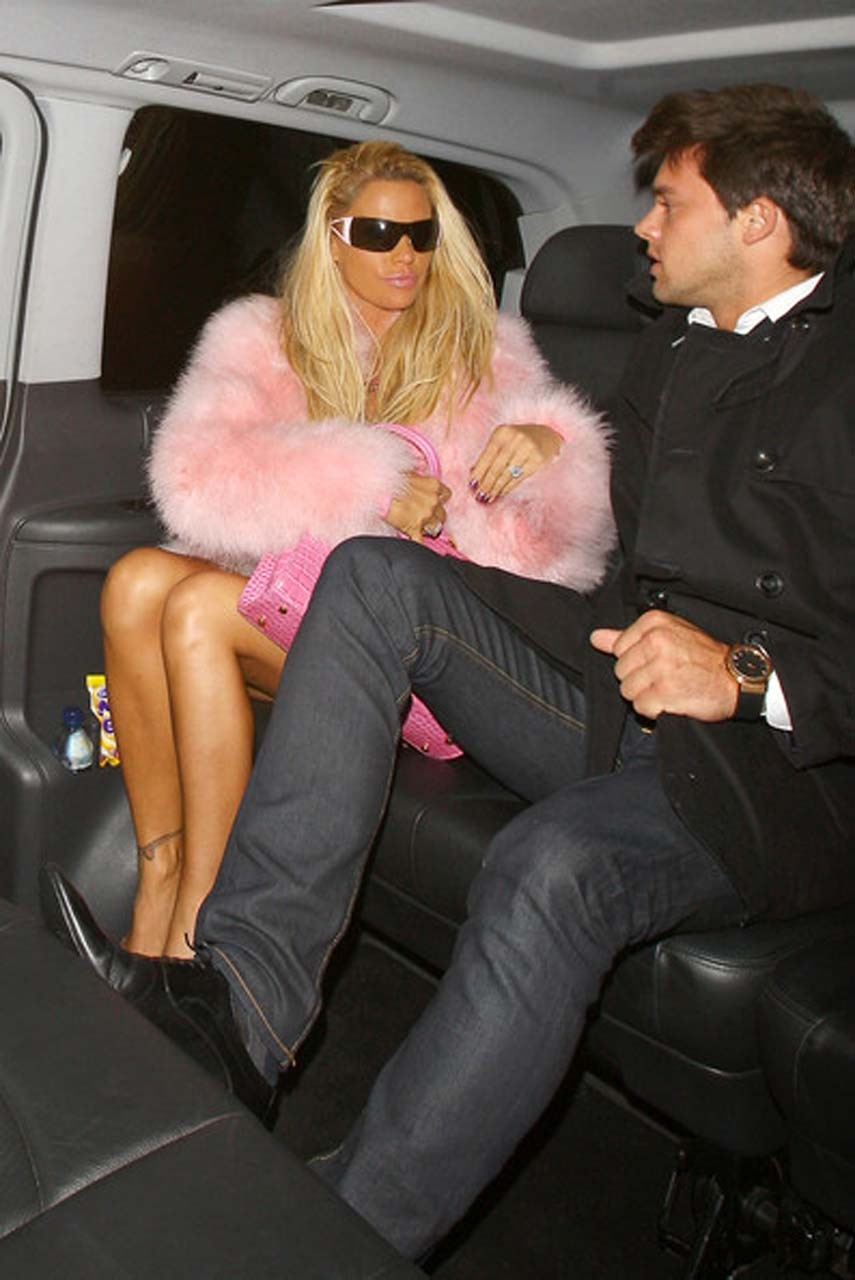 Katie Price Jordan zeigt ihre schönen Beine im Minirock und vermeidet Upskirt 
 #75307996