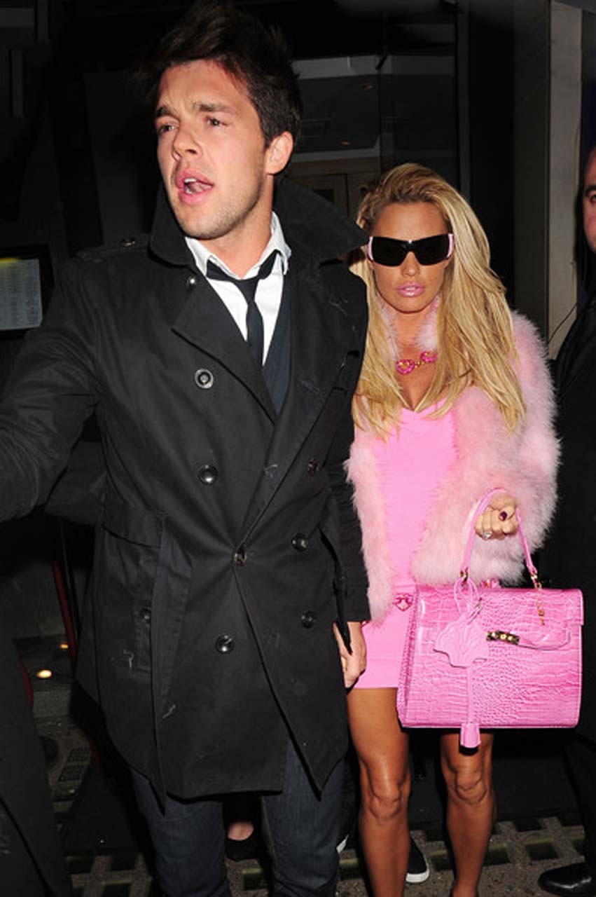 Katie Price Jordan zeigt ihre schönen Beine im Minirock und vermeidet Upskirt 
 #75308049