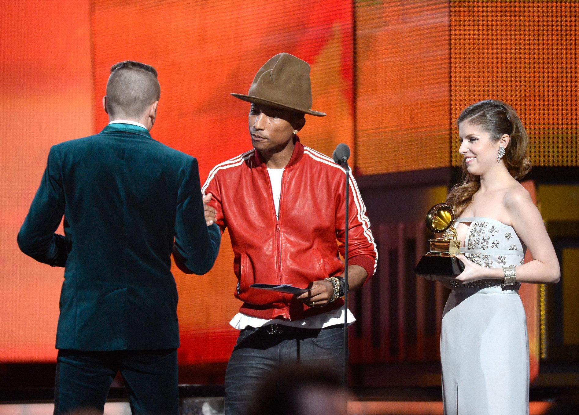 Anna kendrick mostrando escote en la 56ª edición de los premios grammy
 #75206339