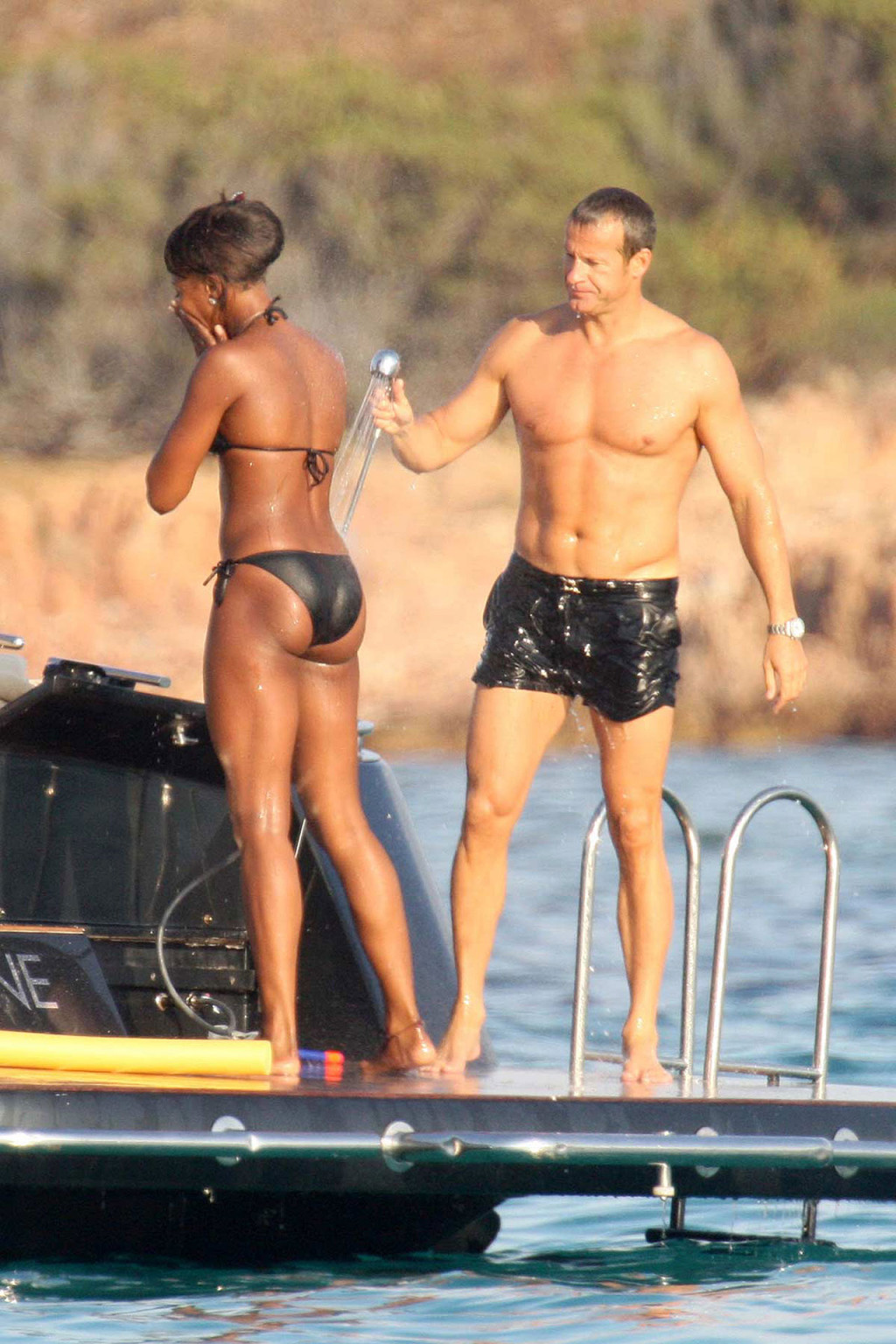 Naomi campbell che mostra il suo incredibile corpo caldo e sexy in bikini
 #75373845