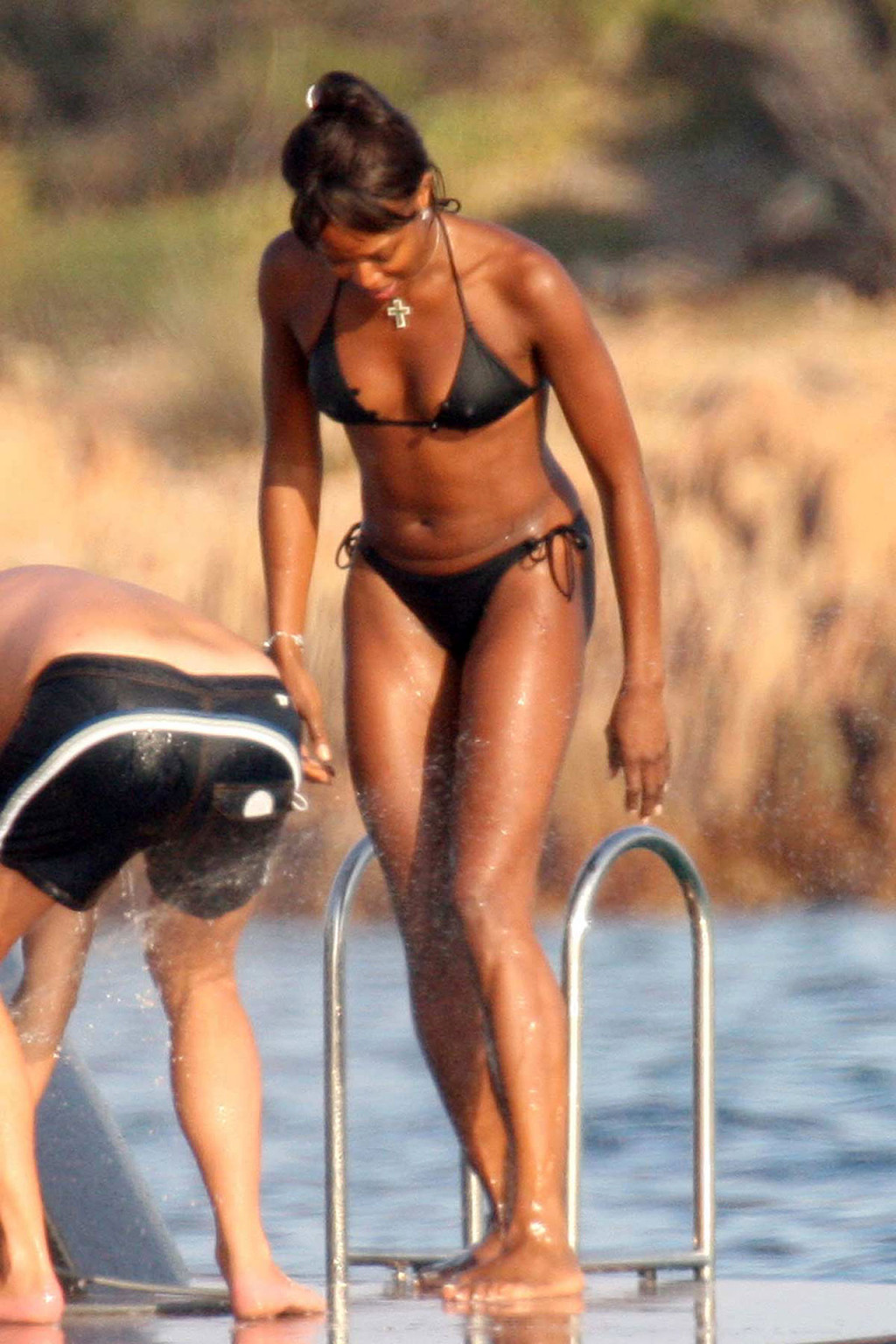 Naomi campbell zeigt ihren erstaunlichen heißen und sexy Körper im Bikini
 #75373851