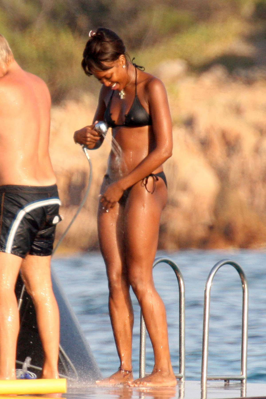 Naomi campbell che mostra il suo incredibile corpo caldo e sexy in bikini
 #75373865