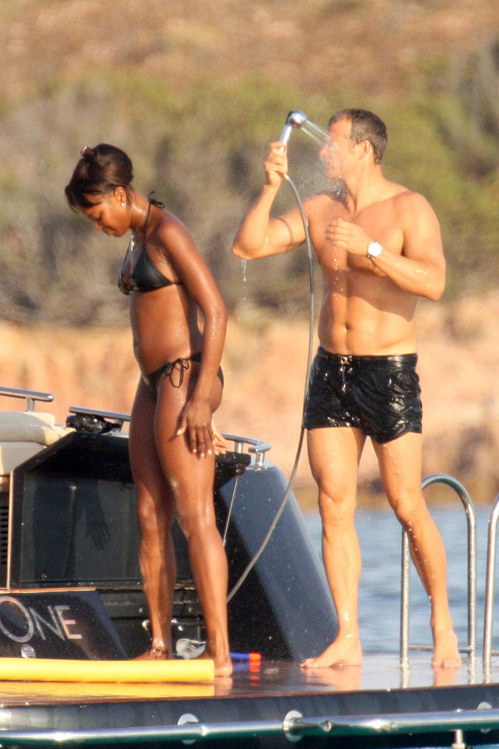 Naomi campbell che mostra il suo incredibile corpo caldo e sexy in bikini
 #75373870