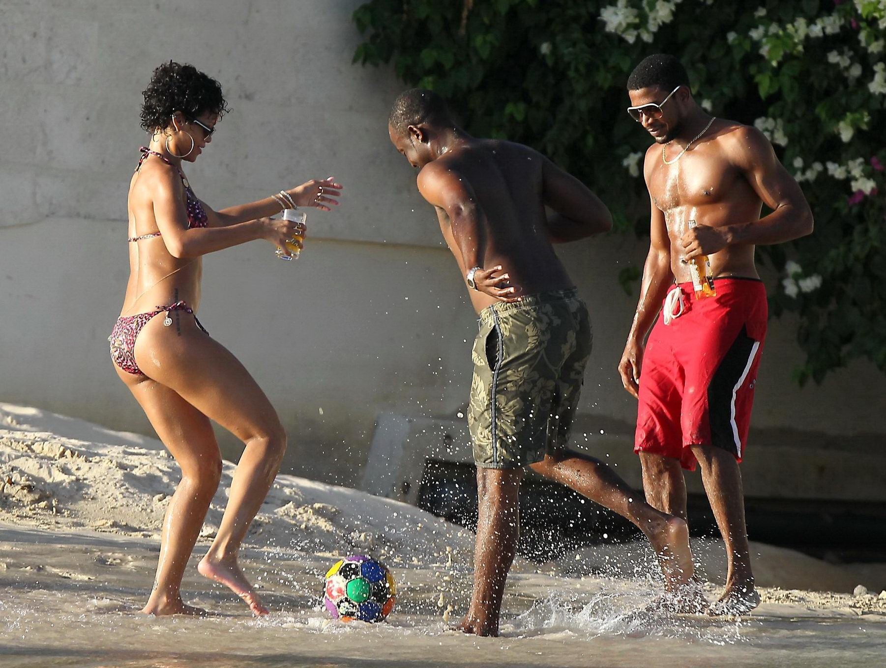 Rihanna en bikini divirtiendose en una playa de barbados
 #75221946