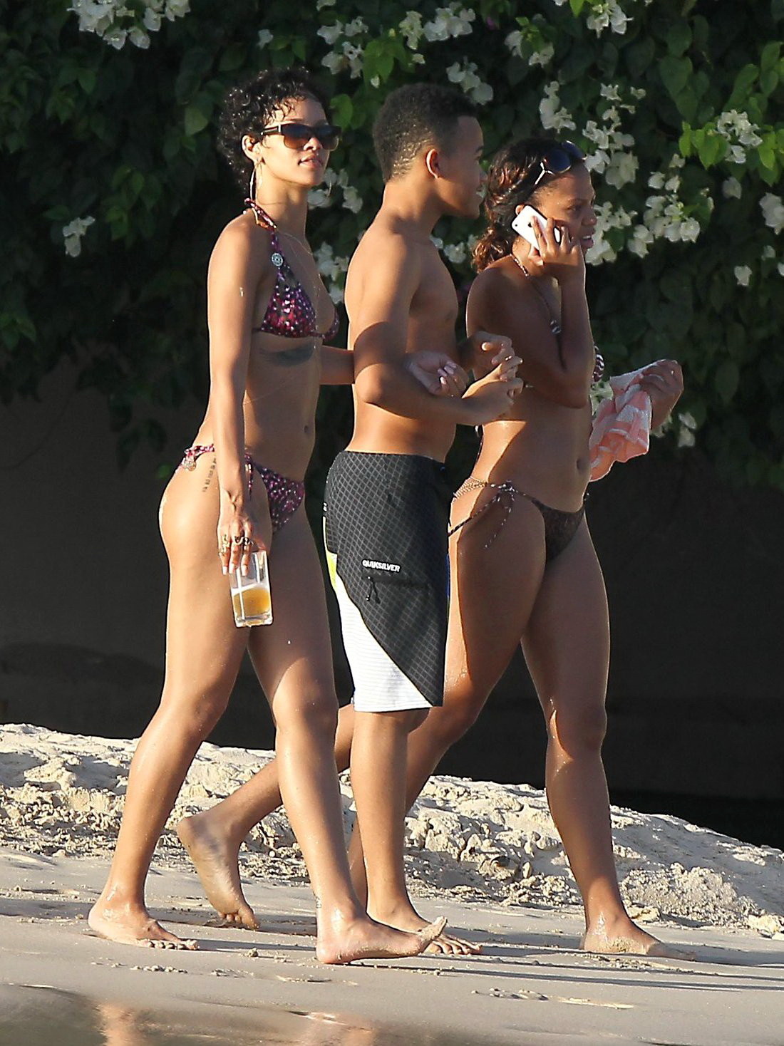 Rihanna en bikini divirtiendose en una playa de barbados
 #75221954