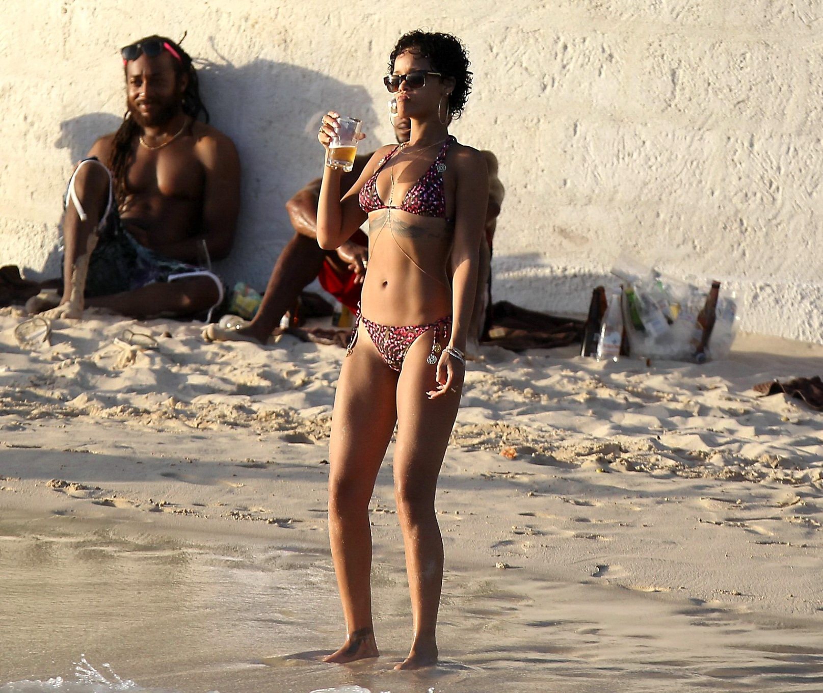 Rihanna en bikini divirtiendose en una playa de barbados
 #75221975