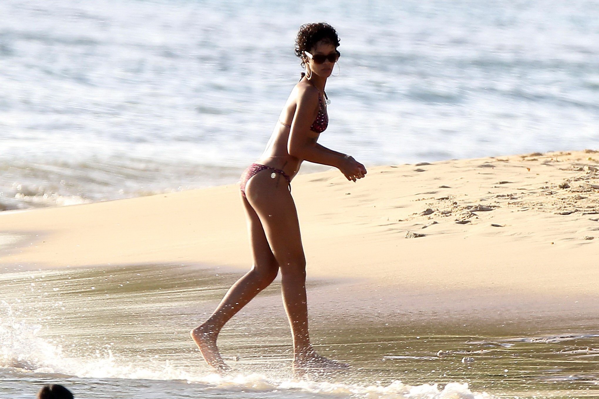 Rihanna en bikini divirtiendose en una playa de barbados
 #75221989