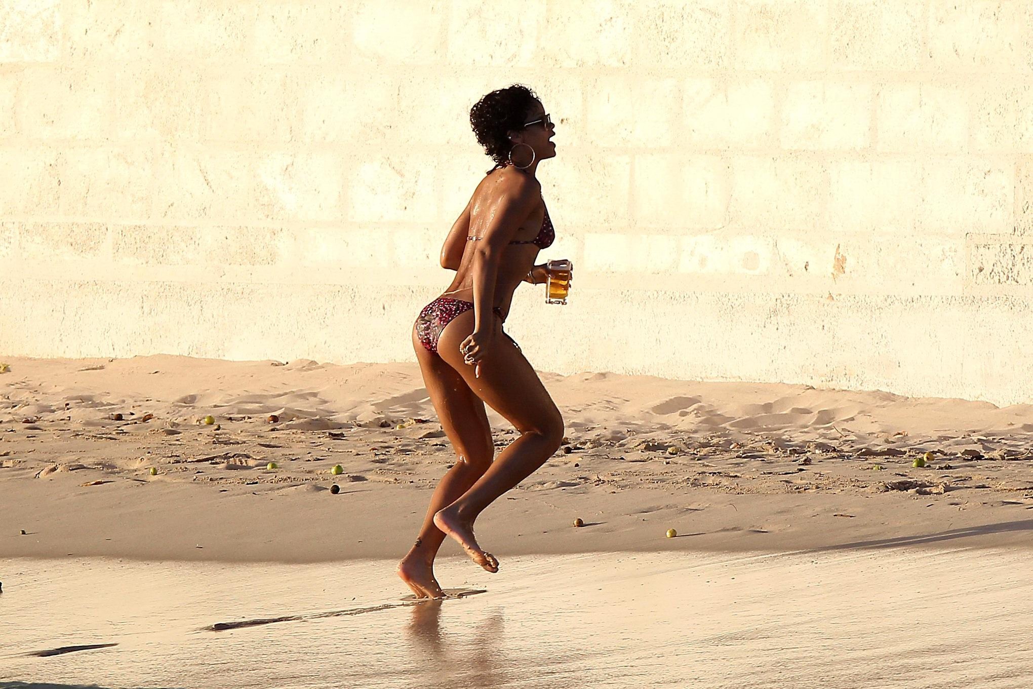 Rihanna en bikini divirtiendose en una playa de barbados
 #75221997