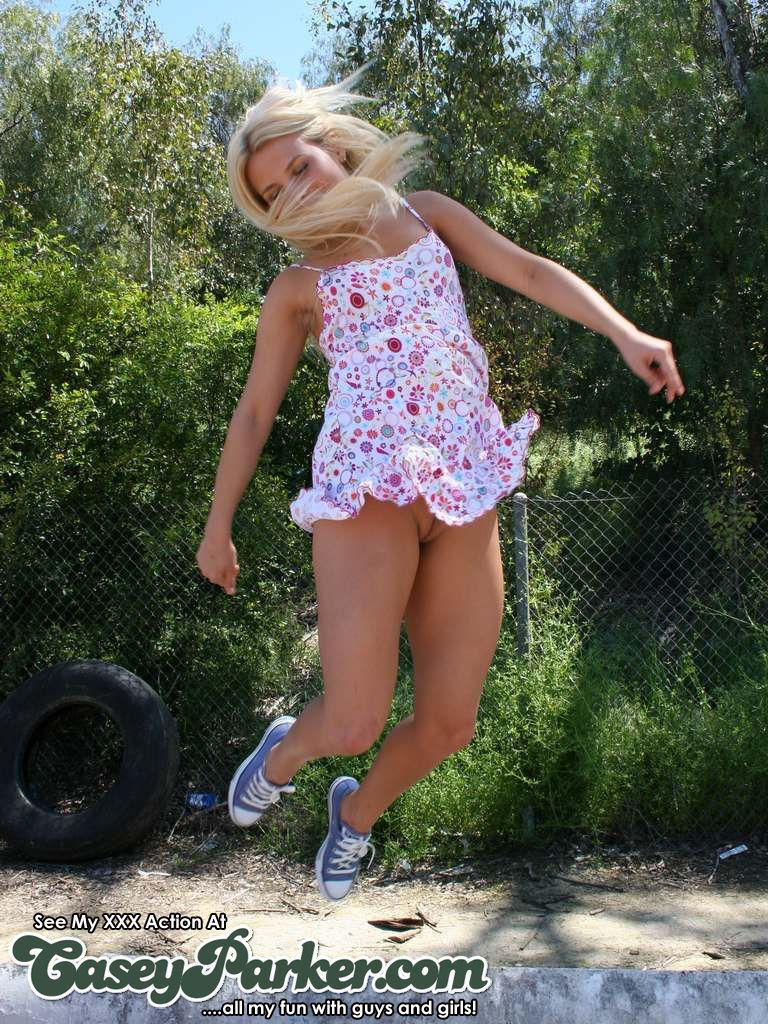 Casey Parker Downtown blinkt in der Öffentlichkeit mit einem süßen Sommerkleid und ohne Höschen
 #67800097