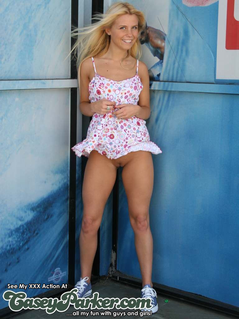 Casey Parker Downtown blinkt in der Öffentlichkeit mit einem süßen Sommerkleid und ohne Höschen
 #67800143