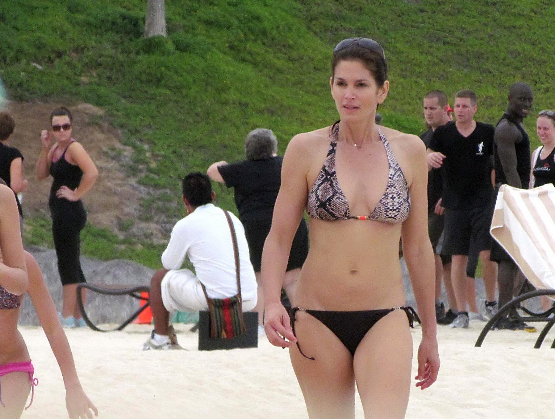 Cindy crawford portant un bikini imprimé serpent à Cabo san lucas
 #75281230