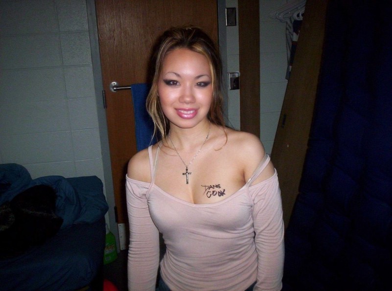 Asiatische Teenie-Nymphe genießt es, ihren süßen und saftigen Körper zu zeigen
 #69871108