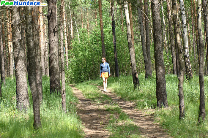 Jugosa chica con un cuerpo perfecto orinando al aire libre
 #78691156