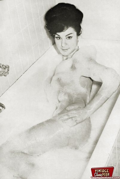 Several ladies from the fifties bathing very sexy #78466317