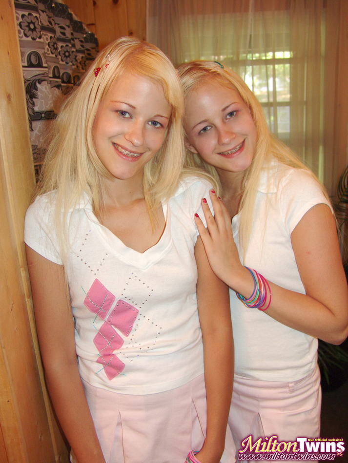 Sœurs jumelles de dix-huit ans aux petits seins prenant un bain ensemble
 #78077423