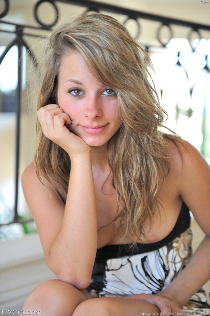 Rubia increíble con tetas calientes jugueteando con su coño hasta el gran orgasmo
 #78398266