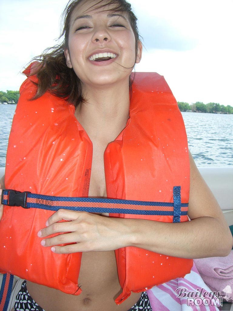 Vera teenager amatoriale che va in barca in topless
 #73181744