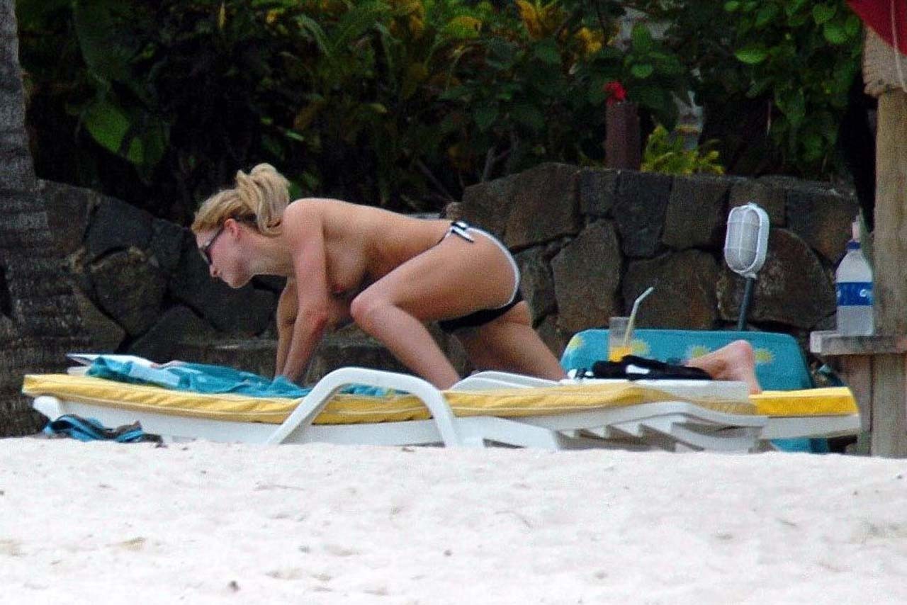 Joanna Taylor che espone le sue belle grandi tette sulla spiaggia scatti dei paparazzi
 #75321758