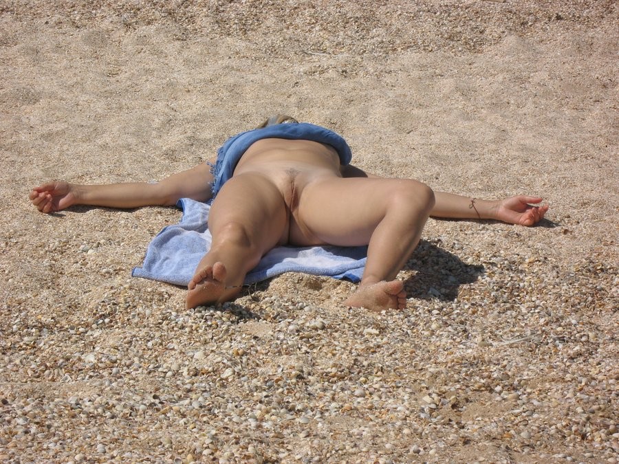 Nudistas amateurs se desnudan y calientan una playa pública
 #72254405