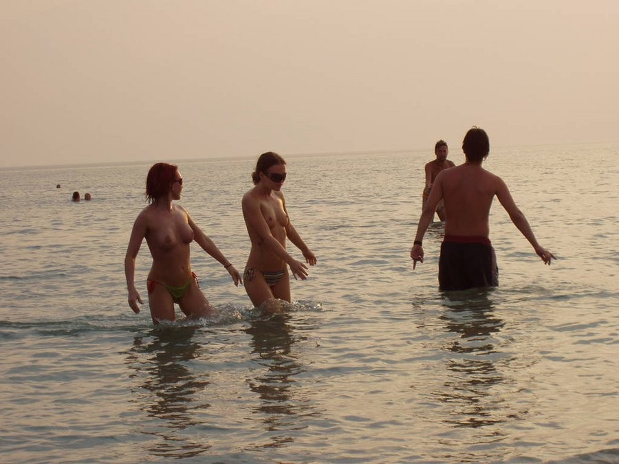 Nudisti amatoriali si spogliano e riscaldano una spiaggia pubblica
 #72254412