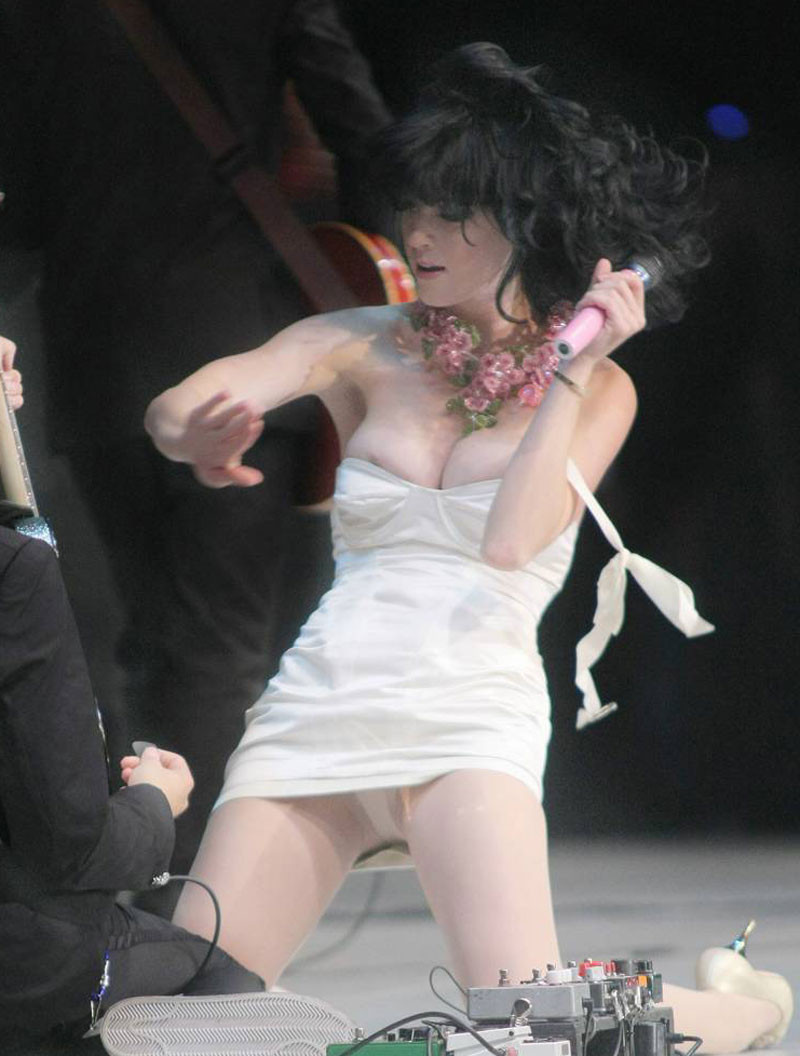 Katy Perry upskirt of her pussy on stage #75310053