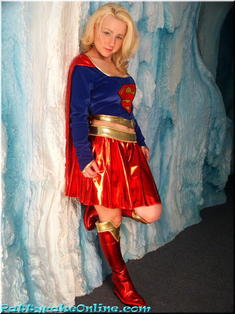 Joven tetona vestida con uniforme de superwoman
 #75734604
