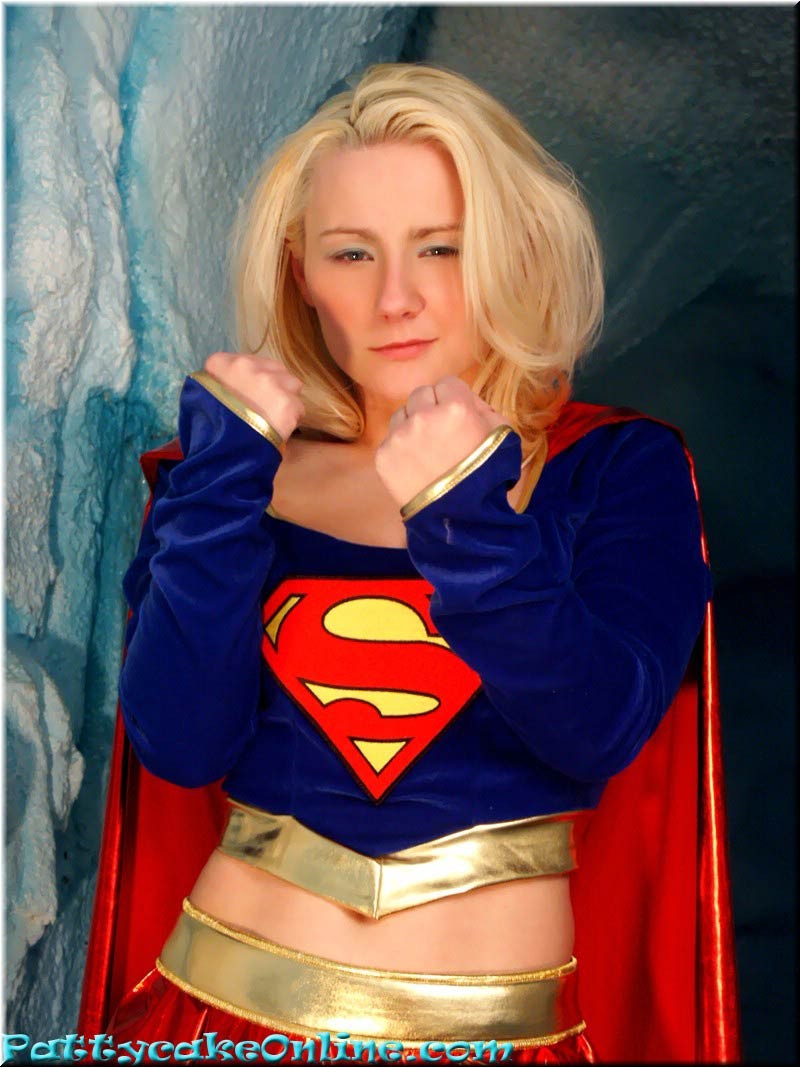 Joven tetona vestida con uniforme de superwoman
 #75734618