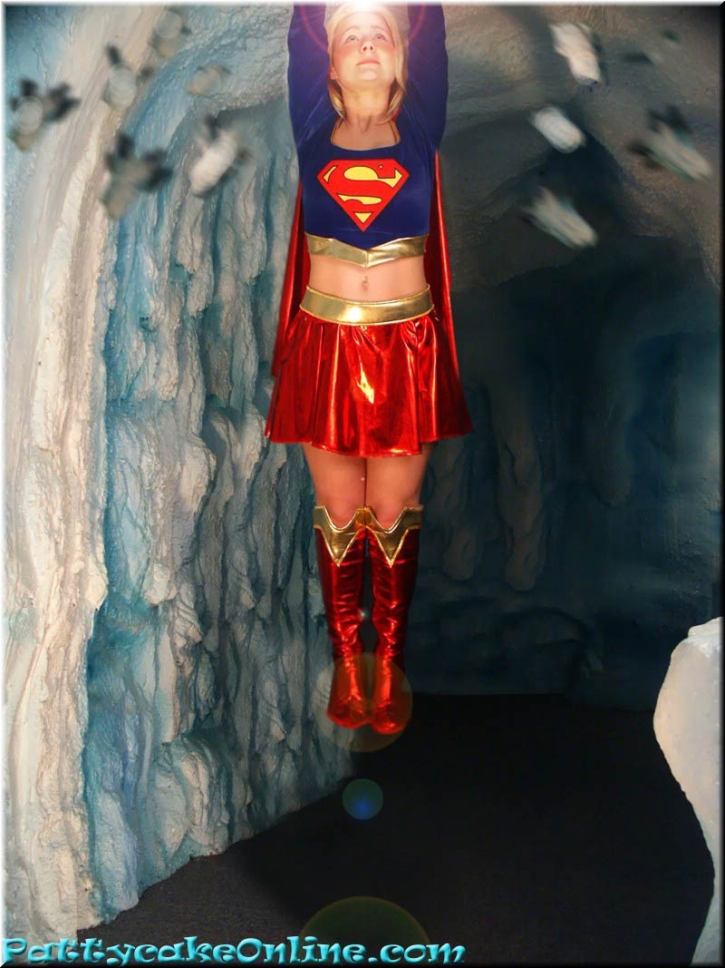 Joven tetona vestida con uniforme de superwoman
 #75734700