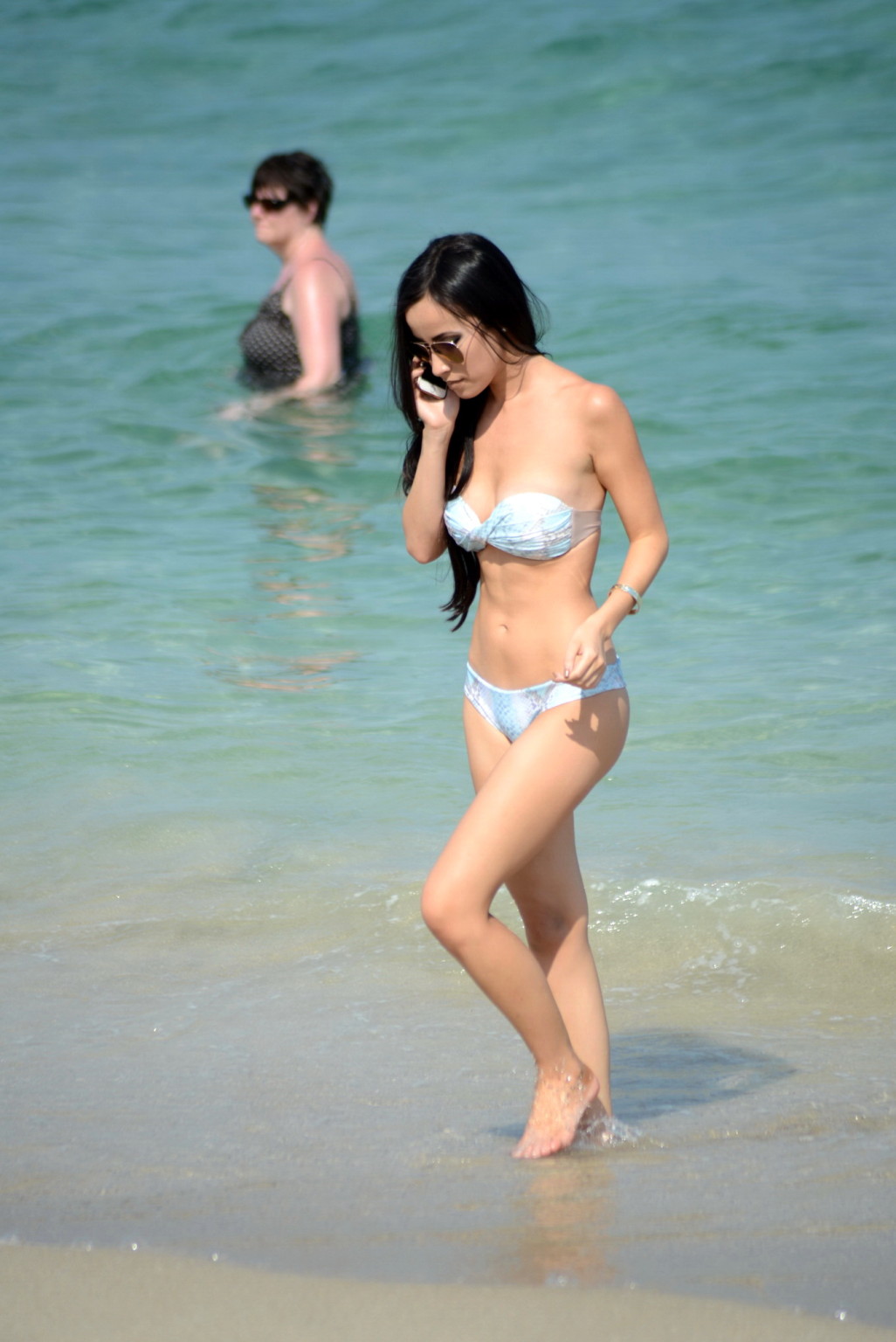 Lisa Opie portant un bikini sans bretelles imprimé serpent sur la plage de Miami.
 #75164499