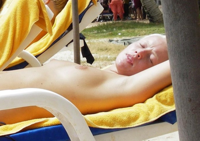 Blondine hat Spaß am Nacktsein am öffentlichen Strand
 #72249619