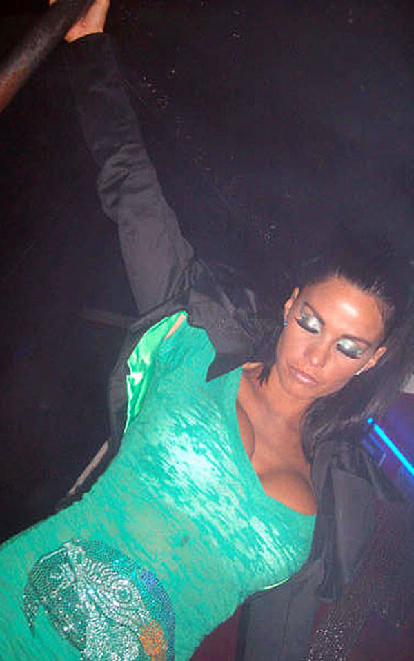 Katie price mostrando sus enormes tetas desnudas
 #75395040